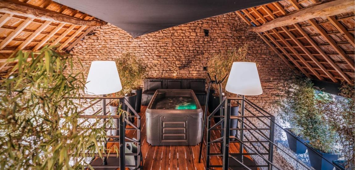 Le Studio Des Pres Verts Suite Design Avec Jacuzzi Privatif Jouey Luaran gambar
